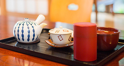 You can enjoy warm green tea by putting tea leaves into the teapot and pouring hot water over them.